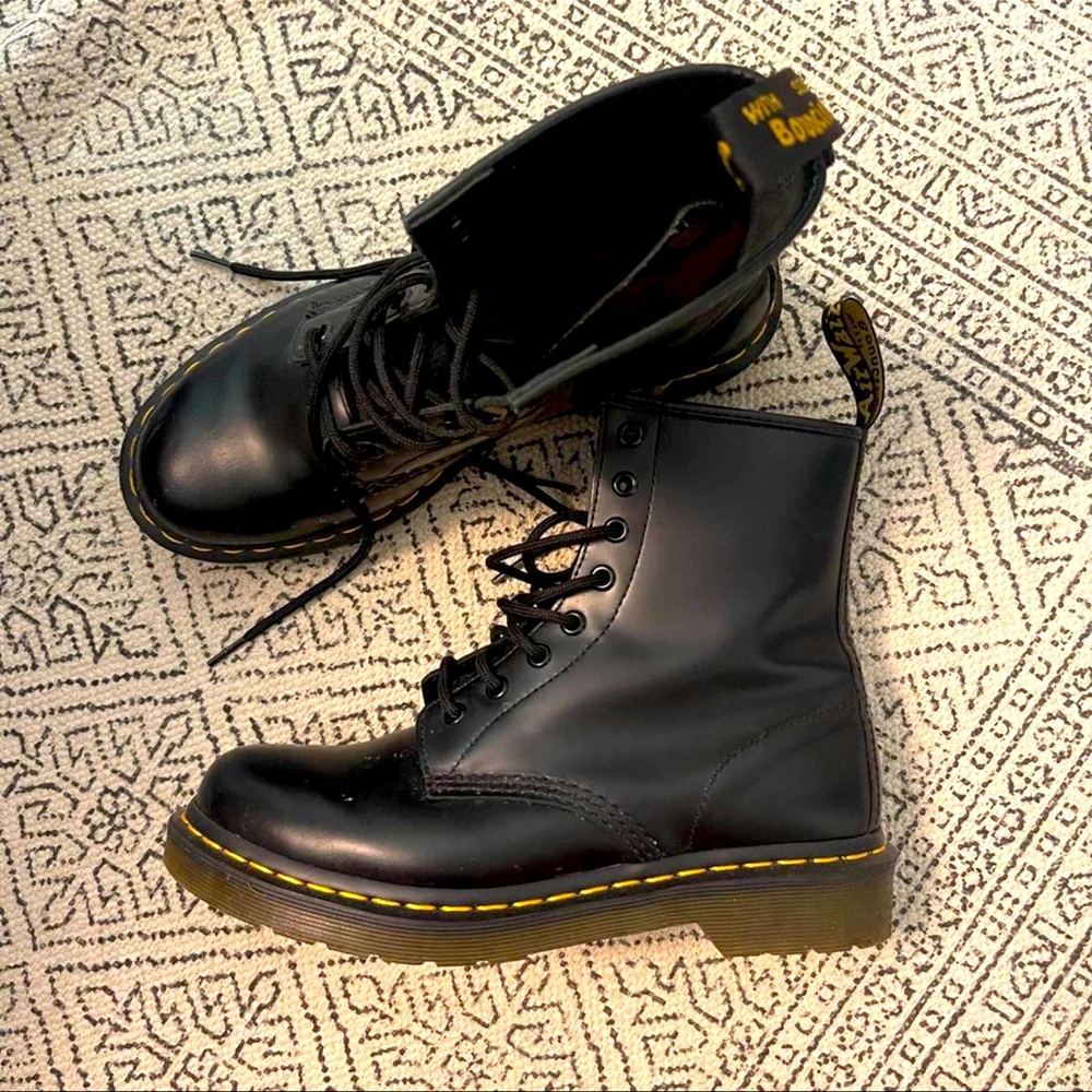 Women’s Dr Martens • barely worn •